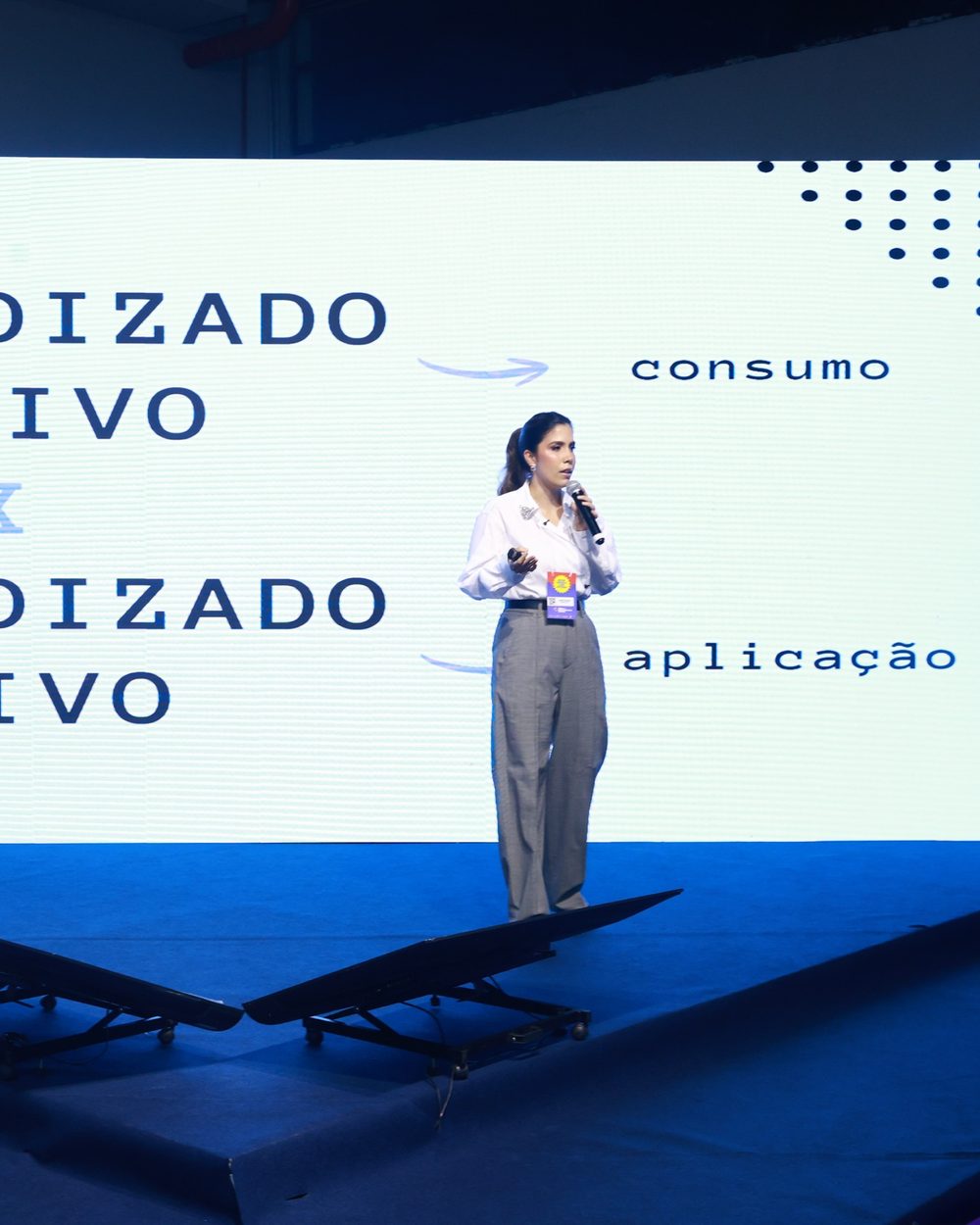 Luenna diante do slide Aprendizado passivo x aprendizado ativo
